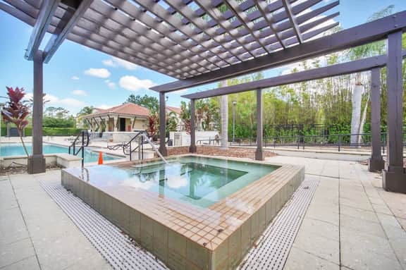 4BR Townhouse in  Orlando by Disney w/ Pool & Gym
