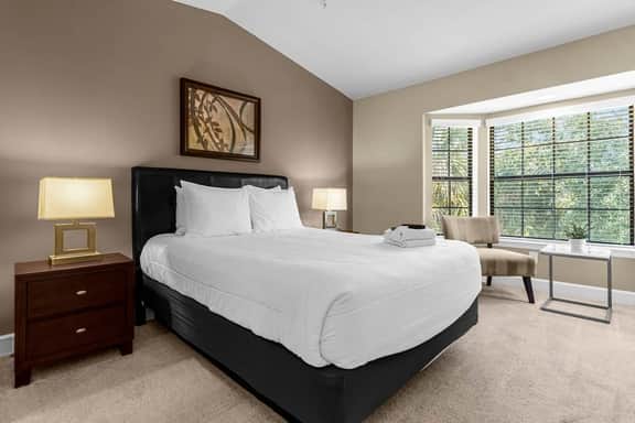 Vibrant 4Br, 3.5B in Townhome - 1 mile from Disney