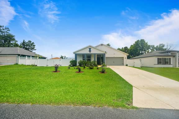 Spacious Modern Villa with Private Yard, Ocala