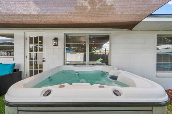 Charming Orlando Villa with Pool & Jacuzzi, Grills