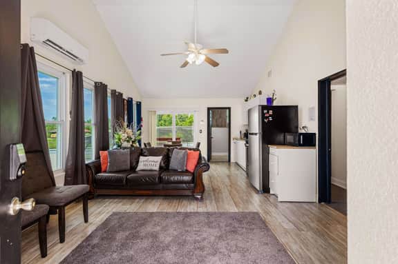 Stylish Loft Retreat, Near Disney, Sleeps 6